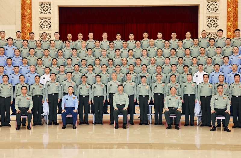 5月22日至24日，，，中共中央总书记、、国家主席、、中央军委主席习近平在山东考察。这是23日上午，，，习近平在济南亲热接见驻济南步队上校以上向导干部，，，代表党中央和中央军委向驻济南步队全体官兵致以真挚问候。