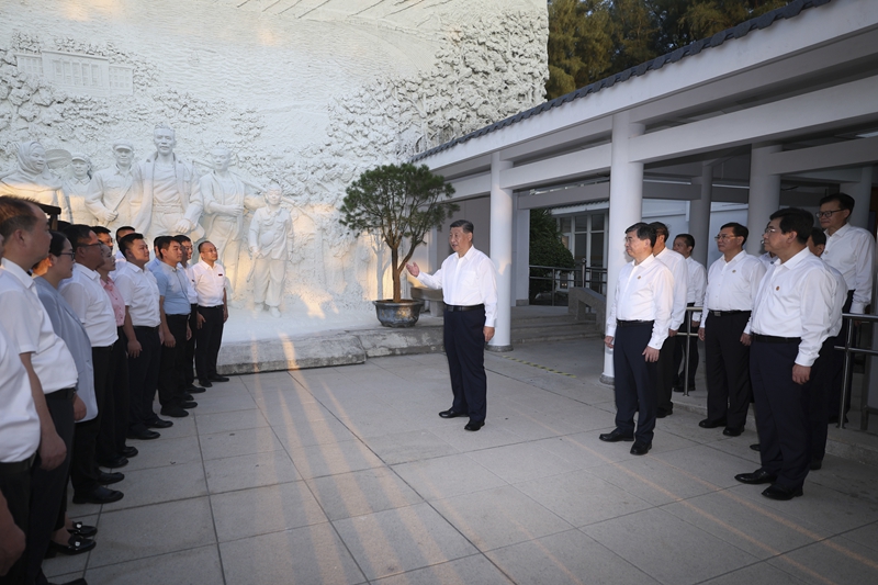 10月15日至16日，，中共中央总书记、、、国家主席、、、中央军委主席习近平在福建考察。。。这是15日下昼，，习近平在漳州市东山县谷文昌纪念馆考察时，，同谷文昌干部学院西席、、、学员代表亲热交流。。。